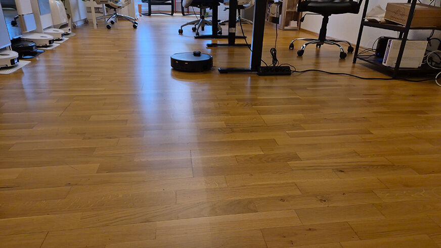 Der MOVA Z60 manövriert sich mehrfach um Tisch- und Stuhlbeine herum.